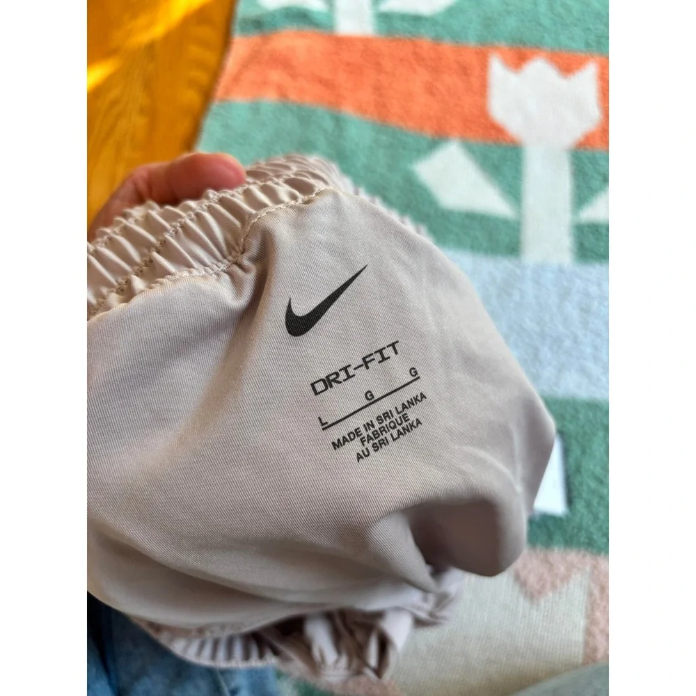 Nike Women High Rise Smocked Running Shorts Mauve Taupe Size Large - Picture 7 of 7